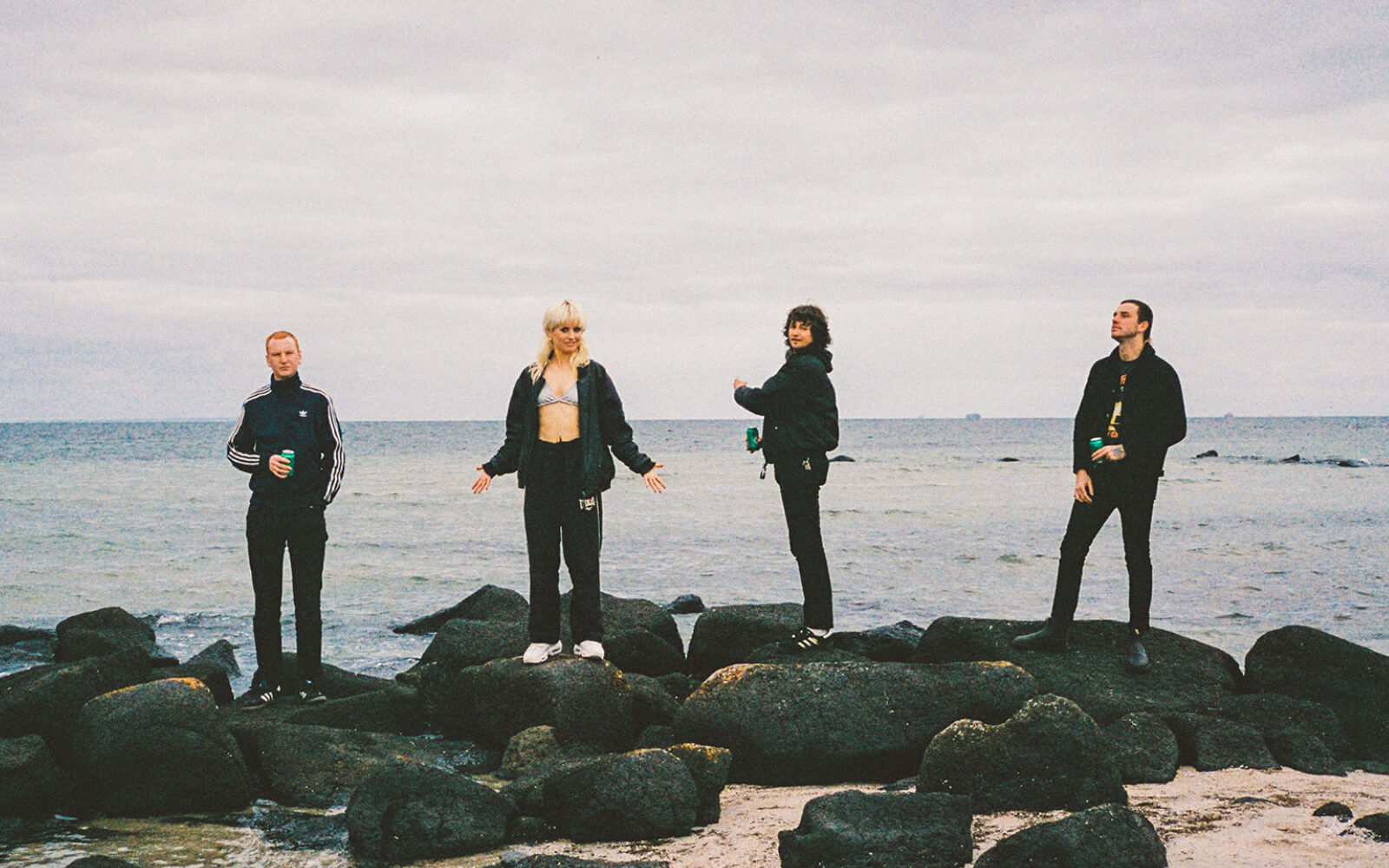 Amyl and the Sniffers Standing On The Rocks